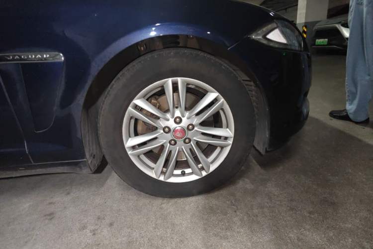 Used Jaguar XF 2015 XF 2.0T Prestige Edition Right Front Wheel Hub