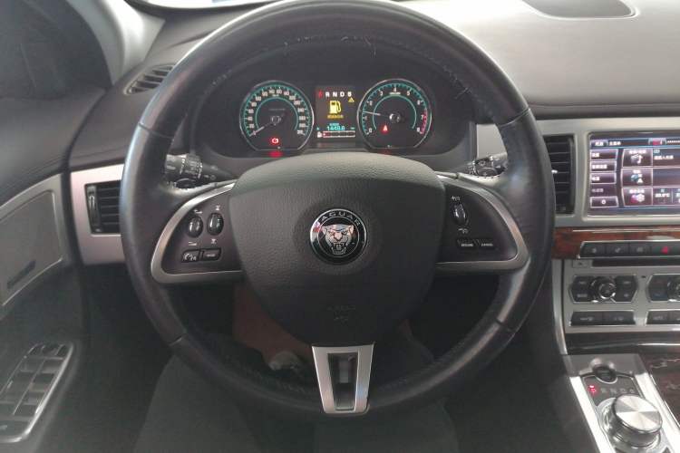 Used Jaguar XF 2015 XF 2.0T Luxury Edition Steering Wheel