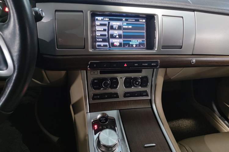 Used Jaguar XF 2015 XF 2.0T Prestige Edition Audio And AC Panel