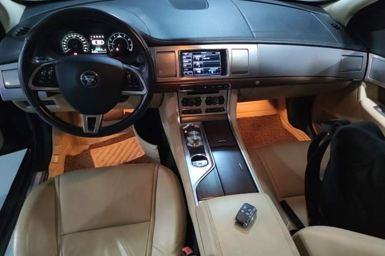 Used Jaguar XF 2015 XF 2.0T Prestige Edition Center Console