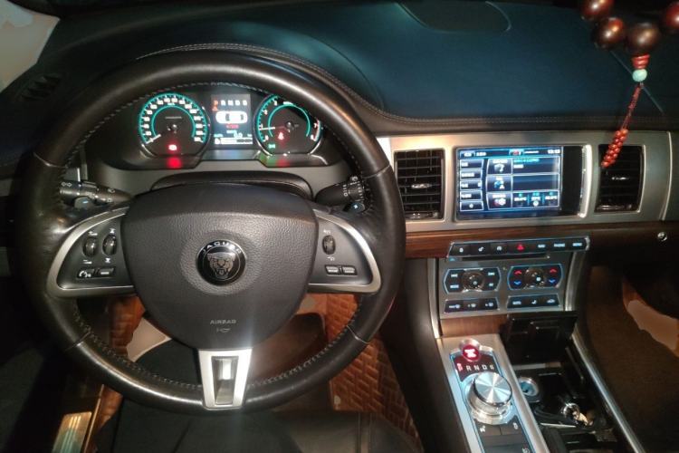 Used Jaguar XF 2015 XF 2.0T Prestige Edition Center Console