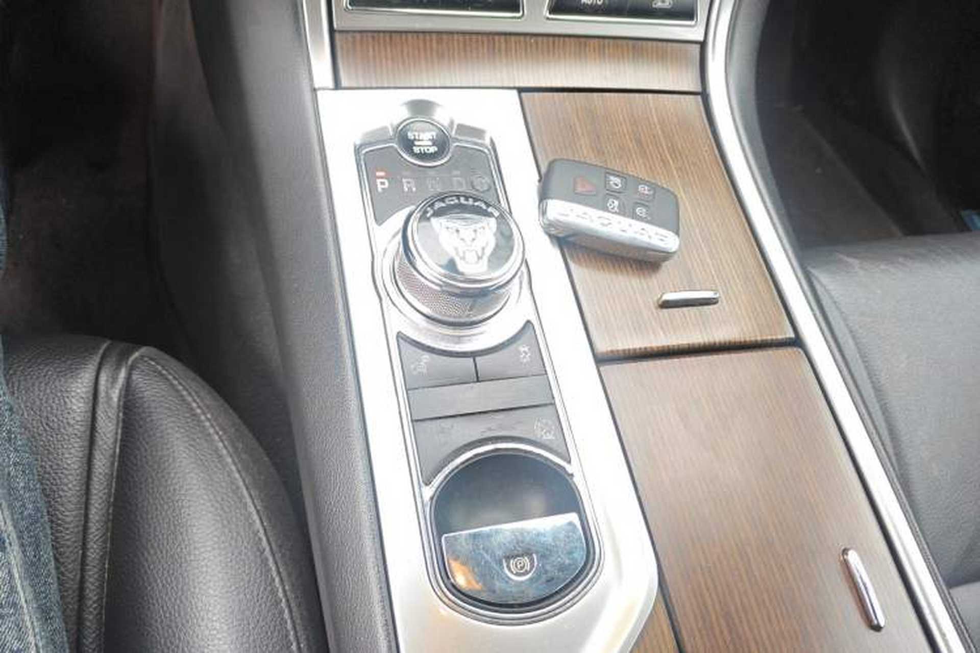 Used Jaguar XF 2015 XF 2.0T Sportbrake Luxury Edition Gear Lever