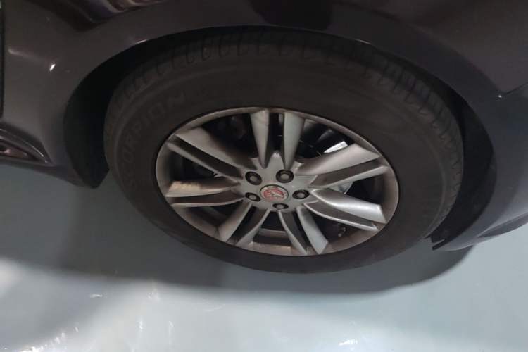 Used Jaguar XF 2015 XF 2.0T Prestige Edition Right Front Wheel Hub