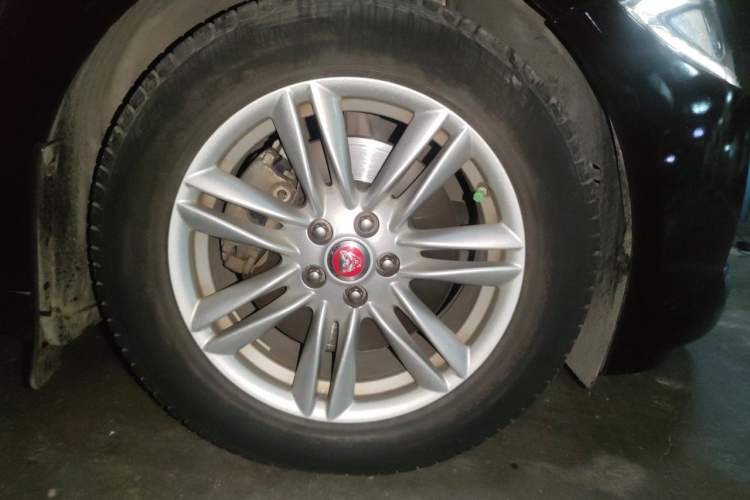 Used Jaguar XF 2015 XF 2.0T Prestige Edition Right Front Wheel Hub