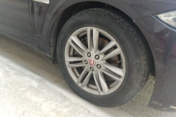 Used Jaguar XF 2015 XF 2.0T 80th Anniversary Collector's Edition Right Front Wheel Hub