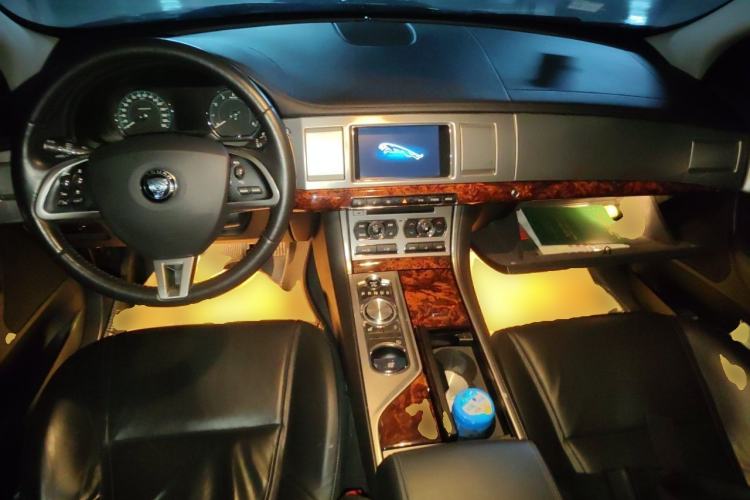 Used Jaguar XF 2015 XF 2.0T Luxury Edition Center Console