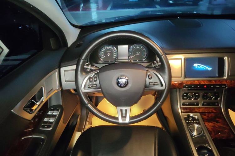 Used Jaguar XF 2015 XF 2.0T Luxury Edition Steering Wheel