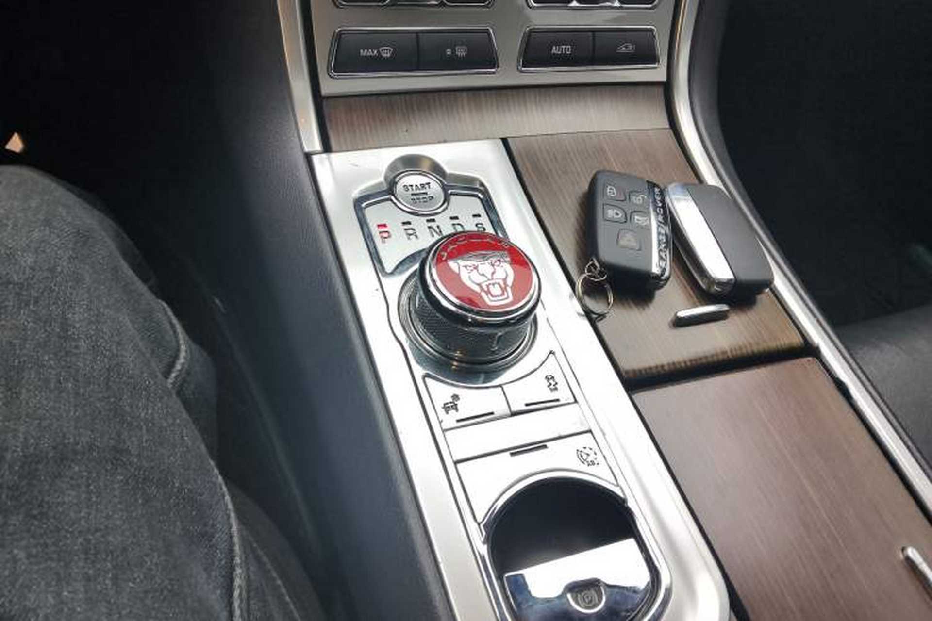 Used Jaguar XF 2015 XF 2.0T Sportbrake Luxury Edition Gear Lever