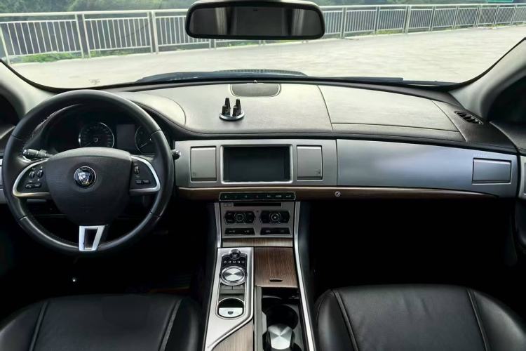 Used Jaguar XF 2015 XF 2.0T Prestige Edition Center Console