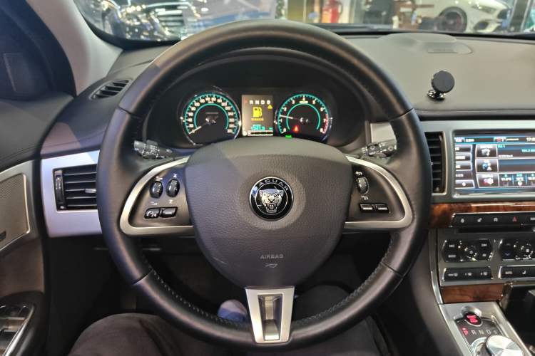 Used Jaguar XF 2015 XF 2.0T Luxury Edition Steering Wheel