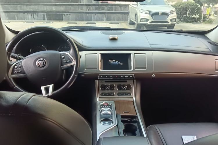 Used Jaguar XF 2015 XF 2.0T Prestige Edition Center Console