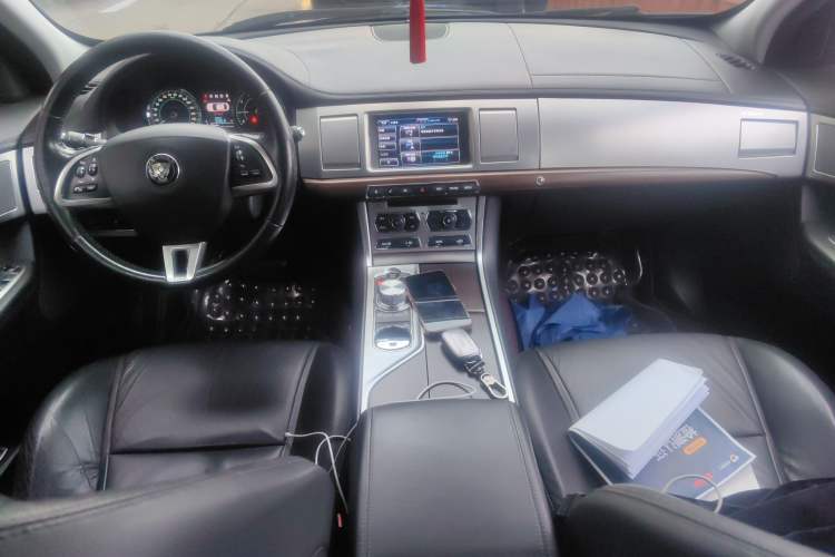 Used Jaguar XF 2015 XF 2.0T Prestige Edition Center Console