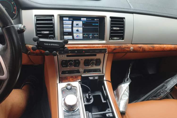 Used Jaguar XF 2015 XF 2.0T Sportbrake Luxury Edition Audio And AC Panel