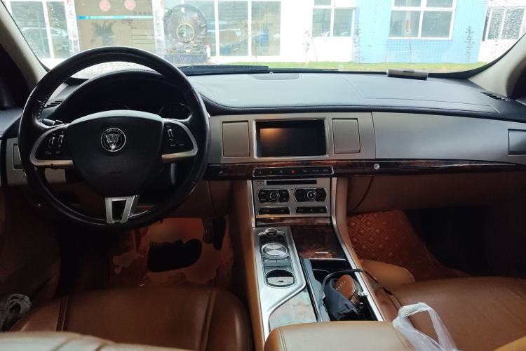 Used Jaguar XF 2015 XF 2.0T Luxury Edition Center Console