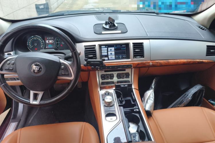 Used Jaguar XF 2015 XF 2.0T Sportbrake Luxury Edition Center Console