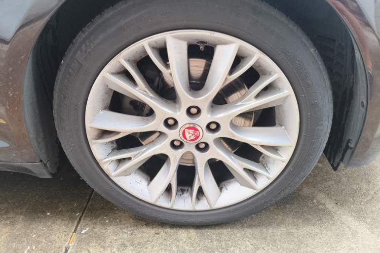 Used Jaguar XF 2015 XF 2.0T Sportbrake Luxury Edition Right Front Wheel Hub