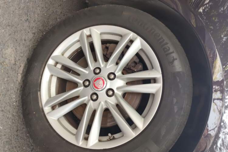 Used Jaguar XF 2015 XF 2.0T 80th Anniversary Collector's Edition Right Front Wheel Hub