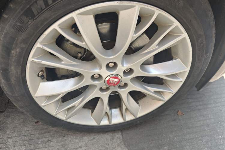 Used Jaguar XF 2015 XF 2.0T Luxury Edition Right Front Wheel Hub