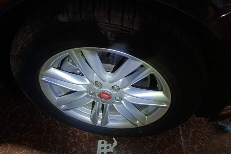 Used Jaguar XF 2015 XF 2.0T Prestige Edition Right Front Wheel Hub