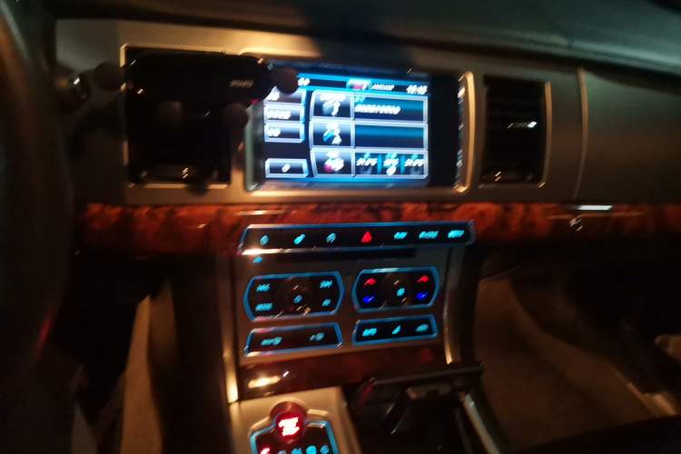 Used Jaguar XF 2015 XF 2.0T Sportbrake Luxury Edition Audio And AC Panel