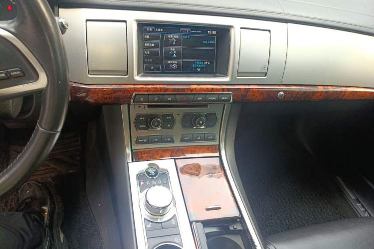 Used Jaguar XF 2015 XF 2.0T Luxury Edition Audio And AC Panel