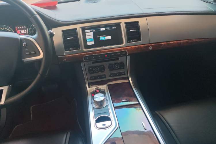 Used Jaguar XF 2015 XF 2.0T Luxury Edition Audio And AC Panel