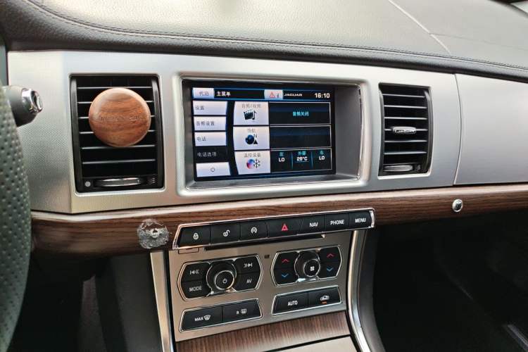 Used Jaguar XF 2015 XF 2.0T Sportbrake Luxury Edition Audio And AC Panel