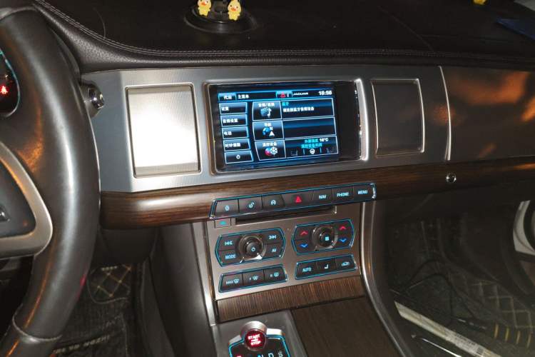 Used Jaguar XF 2015 XF 2.0T Prestige Edition Audio And AC Panel