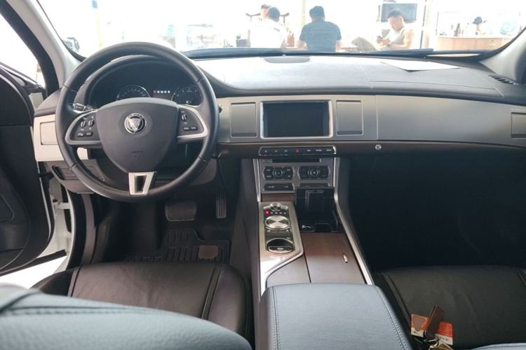 Used Jaguar XF 2015 XF 2.0T Sportbrake Luxury Edition Center Console