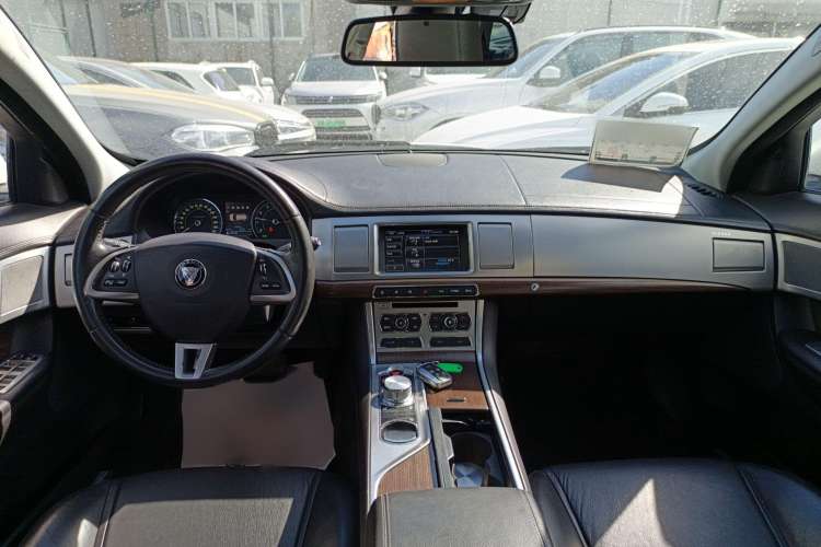 Used Jaguar XF 2015 XF 2.0T Sportbrake Luxury Edition Center Console