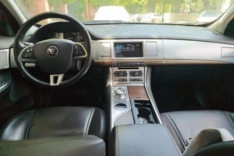 Used Jaguar XF 2015 XF 2.0T Prestige Edition Center Console