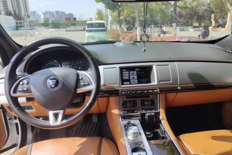 Used Jaguar XF 2015 XF 2.0T Luxury Edition Center Console