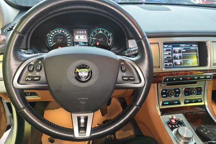 Used Jaguar XF 2015 XF 2.0T Luxury Edition Center Console