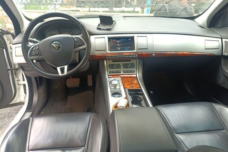 Used Jaguar XF 2015 XF 2.0T Luxury Edition Center Console