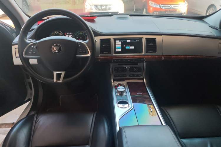 Used Jaguar XF 2015 XF 2.0T Luxury Edition Center Console