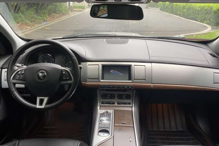 Used Jaguar XF 2015 XF 2.0T Sportbrake Luxury Edition Center Console