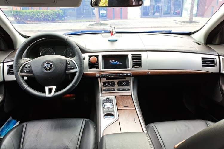 Used Jaguar XF 2015 XF 2.0T Sportbrake Luxury Edition Center Console