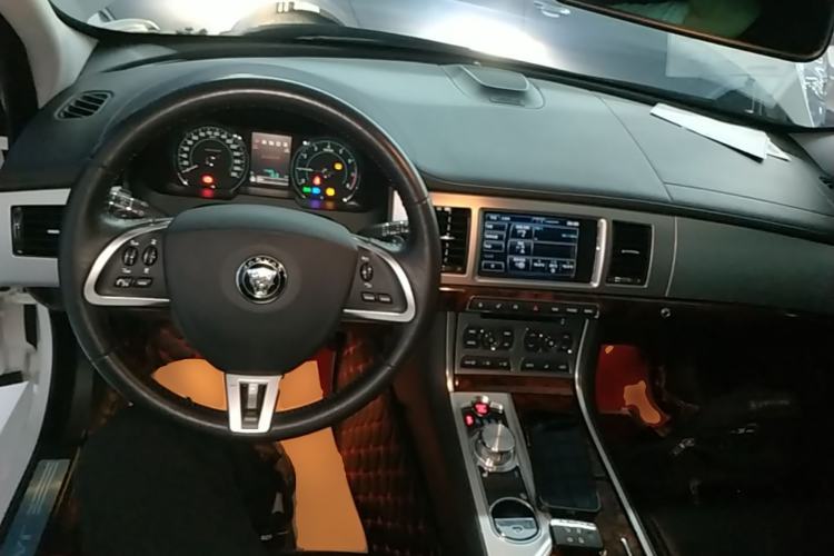Used Jaguar XF 2015 XF 2.0T 80th Anniversary Limited Edition Luxury Model Center Console