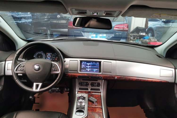Used Jaguar XF 2015 XF 2.0T Sportbrake Luxury Edition Center Console