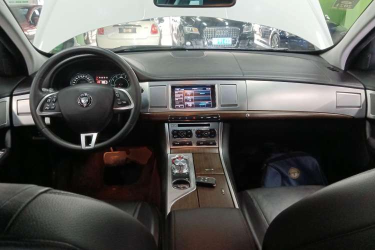 Used Jaguar XF 2015 XF 2.0T Prestige Edition Center Console