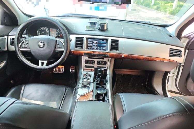 Used Jaguar XF 2015 XF 2.0T Sportbrake Luxury Edition Center Console