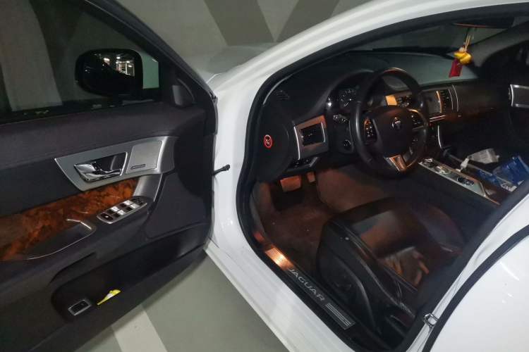 Used Jaguar XF 2015 XF 2.0T Sportbrake Luxury Edition Driver Seat