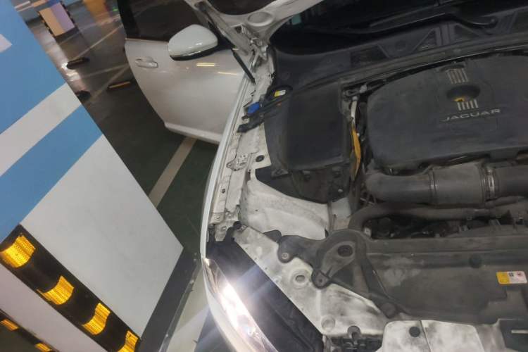 Used Jaguar XF 2015 XF 2.0T 80th Anniversary Collector's Edition Engine Bay Right