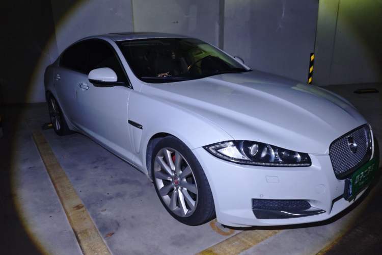 Used Jaguar XF 2015 XF 2.0T Luxury Edition Front Right 45 Deg