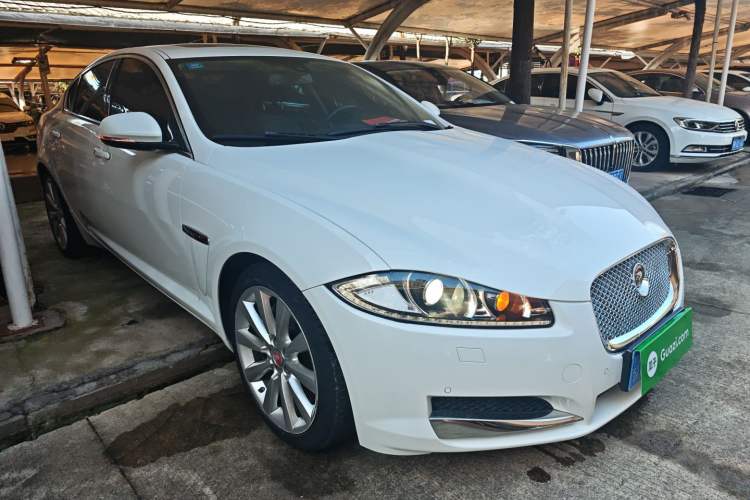 Used Jaguar XF 2015 XF 2.0T Luxury Edition Front Right 45 Deg