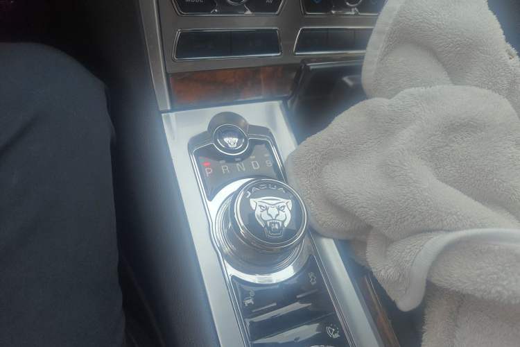 Used Jaguar XF 2015 XF 2.0T Sportbrake Luxury Edition Gear Lever