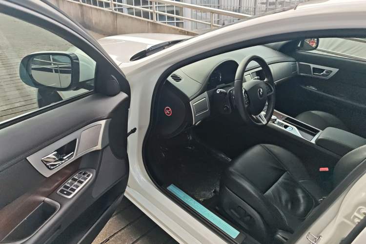 Used Jaguar XF 2015 XF 2.0T Prestige Edition Interior 3