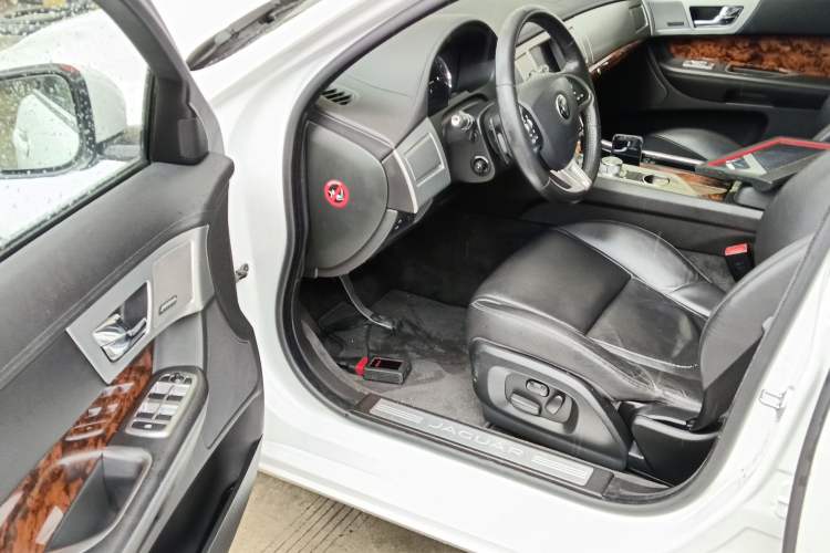 Used Jaguar XF 2015 XF 2.0T Luxury Edition Interior 3