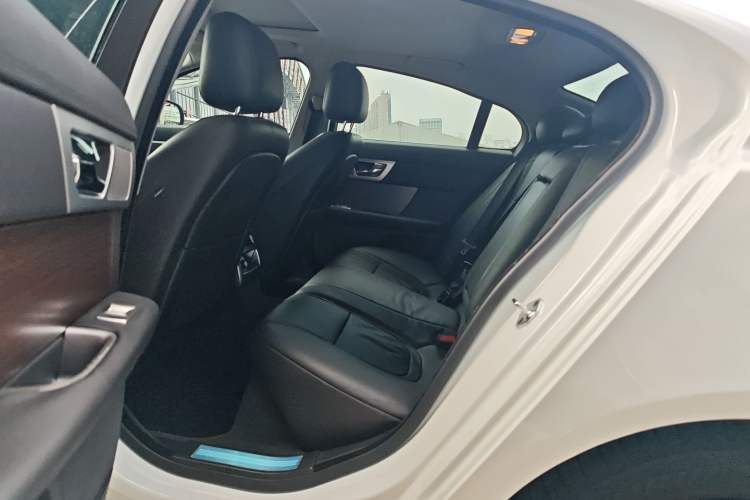 Used Jaguar XF 2015 XF 2.0T Prestige Edition Interior 4