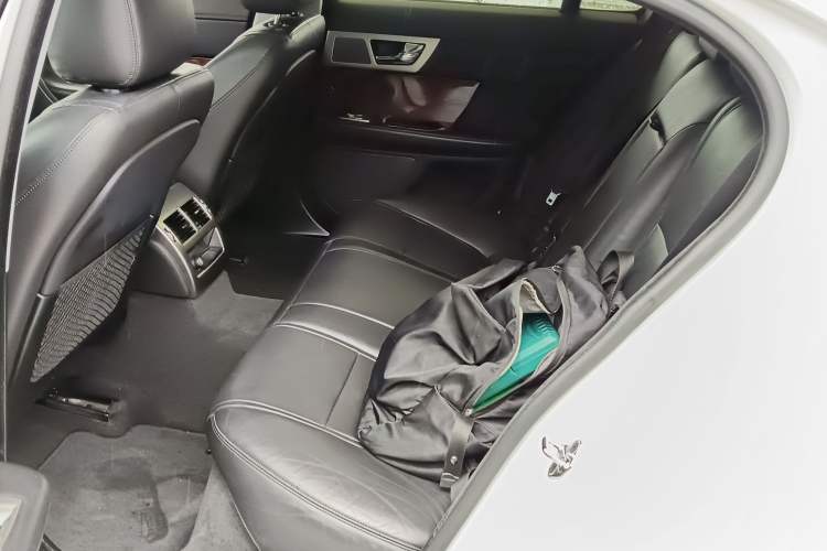 Used Jaguar XF 2015 XF 2.0T Luxury Edition Interior 4